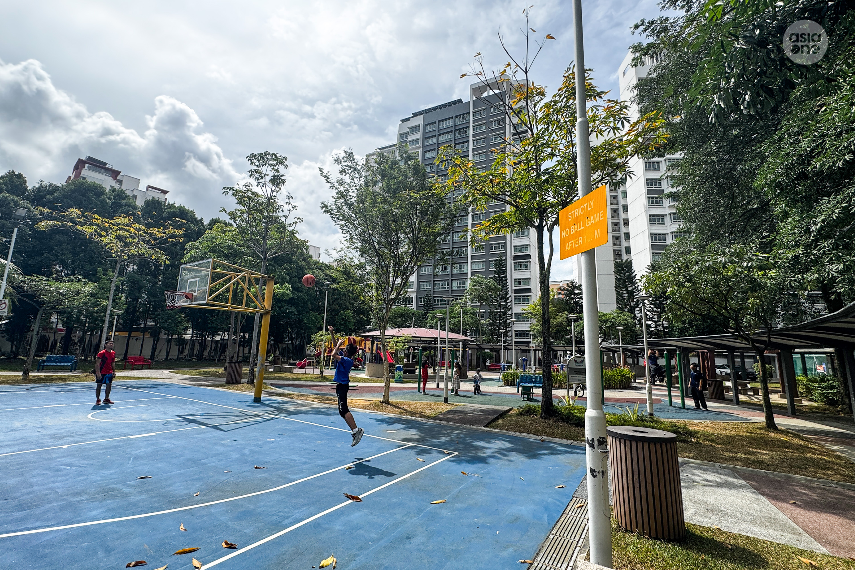 A signage put up by Punggol Town Council to remind basketball court users that ball games are not allowed after 10pm.