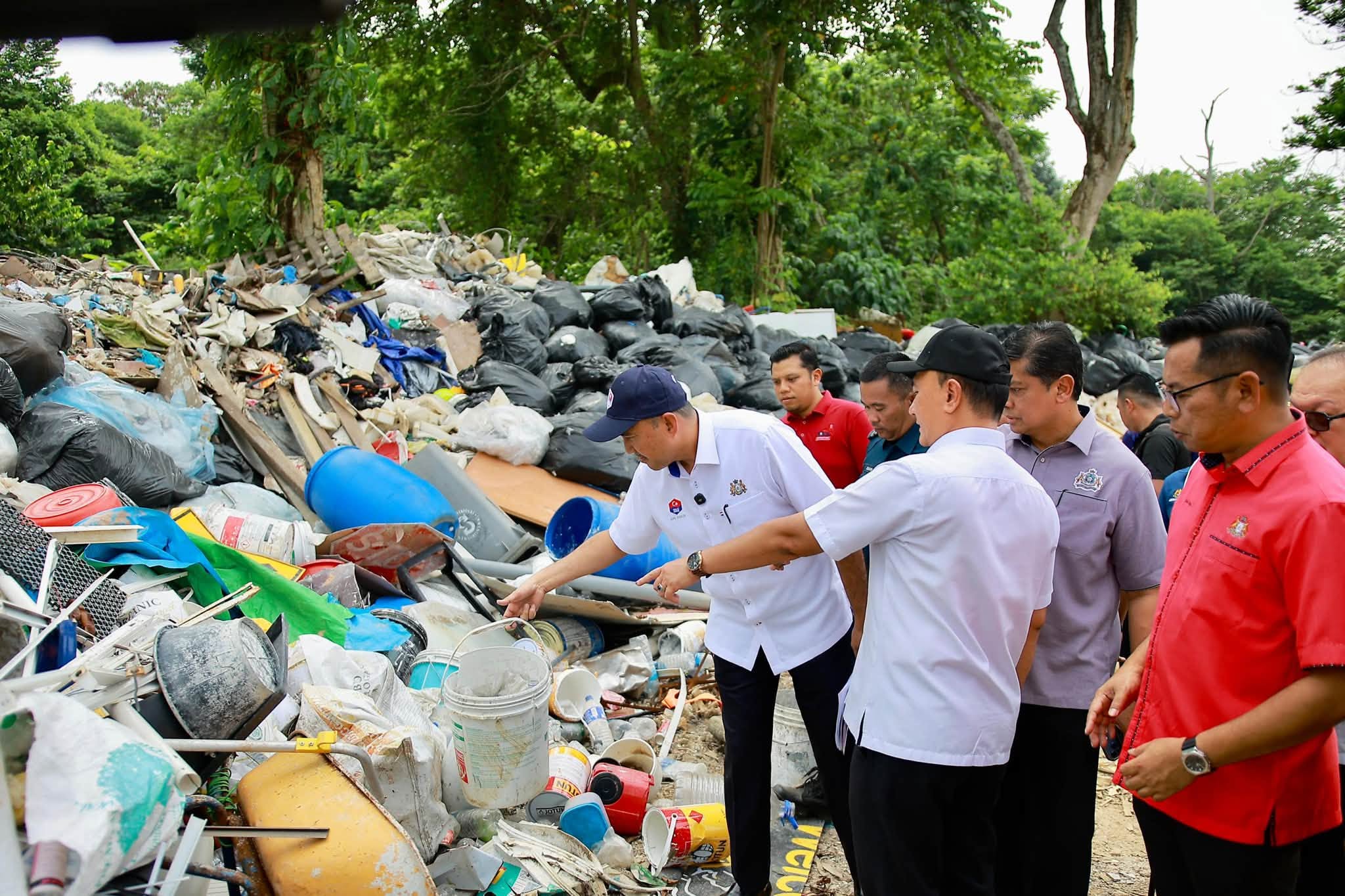 Chairman of the Johor State Housing and Local Government Committee, Mohd Jafni bin Md Shukoh inspecting the site during the multi-agency enforcement operation on Aug 11.