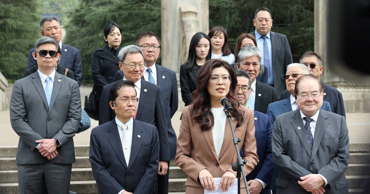 Birds not missiles should fly in the skies, Taiwan opposition leader says in China