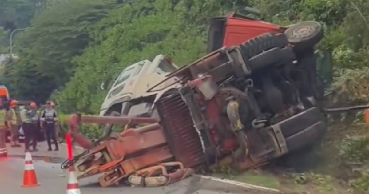 2 injured after tow truck overturns on BKE