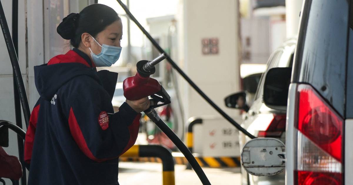 China's teapots buy Iranian oil at premiums to Brent for first time in years, sources say