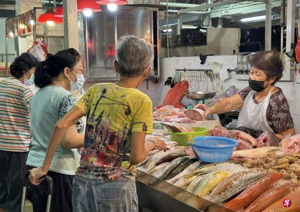Widow with 6 children works as fishmonger for 50 years, has no plans to stop despite ailing health
