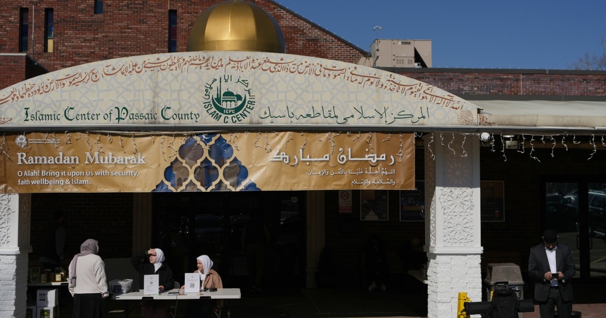 For US Muslims, immigration crackdown fears, new war worries and anti-Muslim rhetoric cloud Ramadan