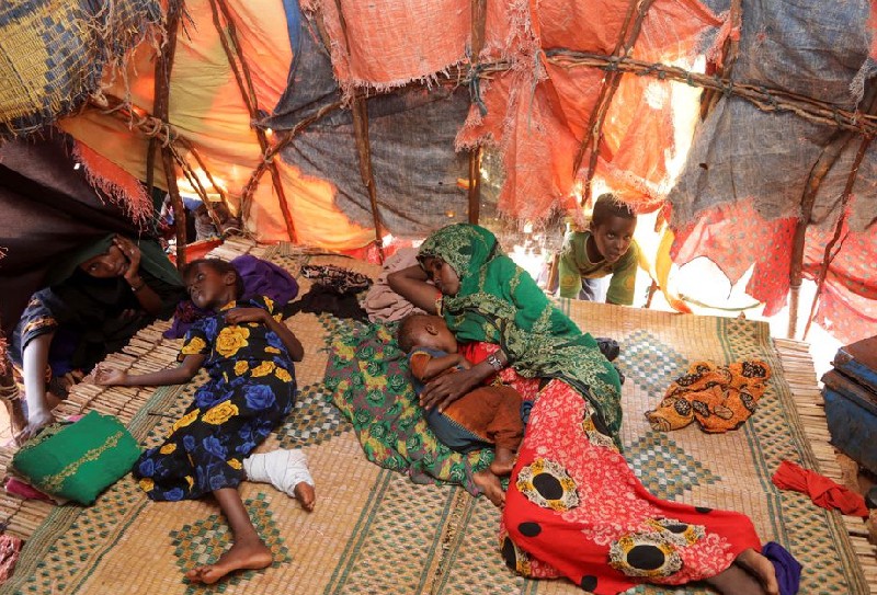 As hunger bites in Somalia, babies start to die