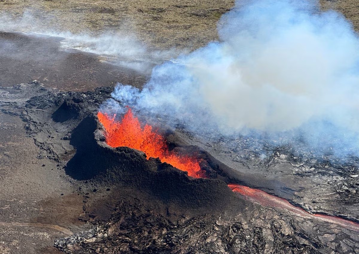 Iceland hit by thousands of small earthquakes in volcano warning