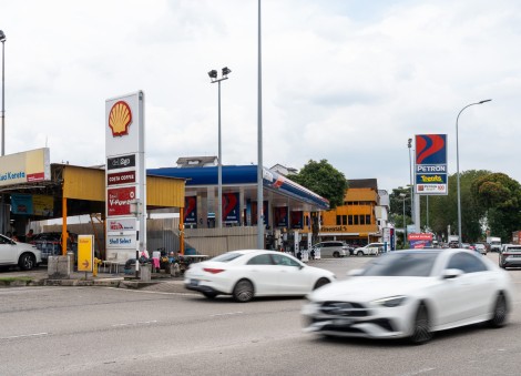 Fuel prices in Malaysia fall; 97-octane petrol now at $1.65