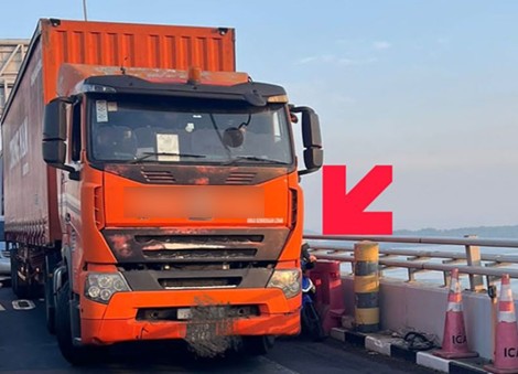 'Loved ones waiting for you': Photo of motorcyclist squeezed between trailer and Second Link bridge barrier sparks debate