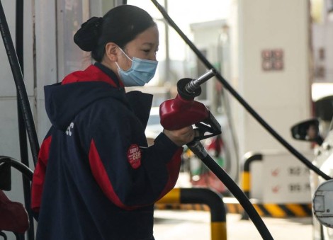 China's teapots buy Iranian oil at premiums to Brent for first time in years, sources say