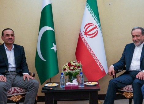 Pakistani army chief visits Tehran in bid to broker renewed talks between US and Iran