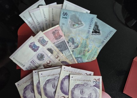  Daughter hands over savings in ang baos for dad's pro bono funeral, touching provider: 'Every note carried the weight of gratitude'