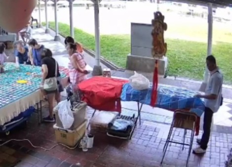 Thief strikes Woodlands stall, grabs $1,000 worth of necklaces during owner's 5-minute toilet break