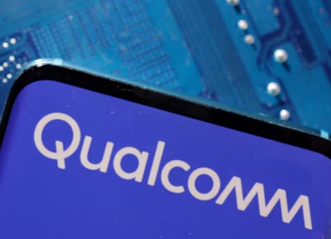 Qualcomm revamps mobile phone chips for AI, signs Samsung and others